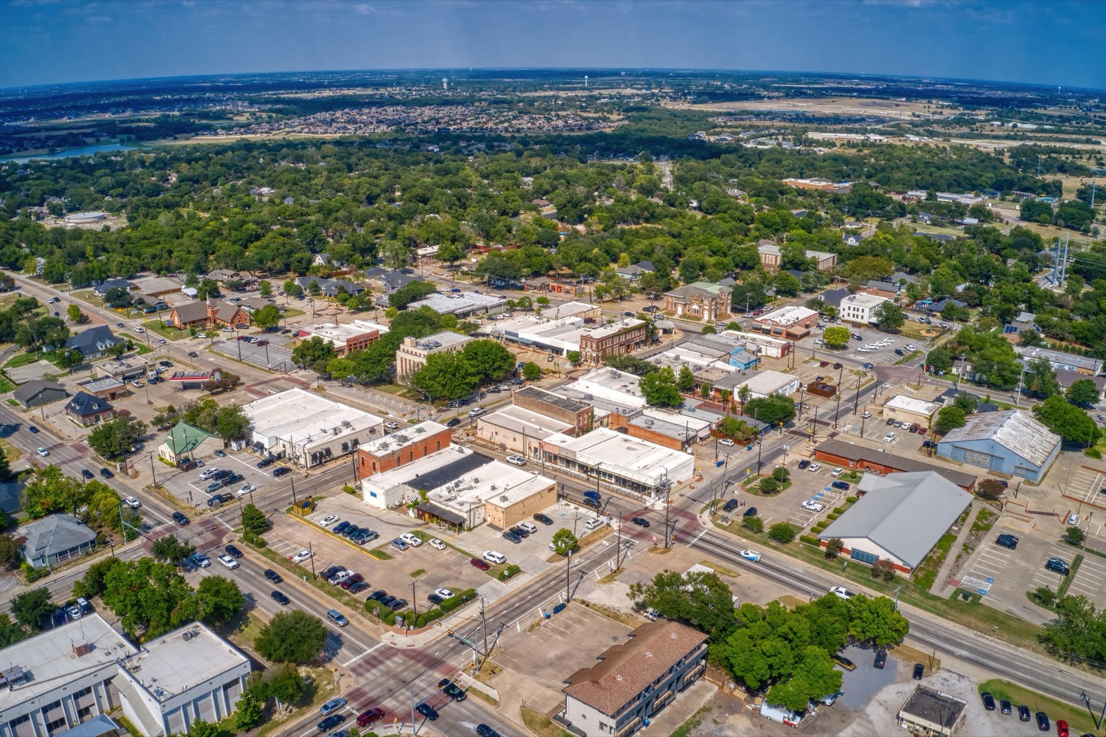 Aerial view of master-planned community with lake and lush greenery in Fate, TX — Rockwall County